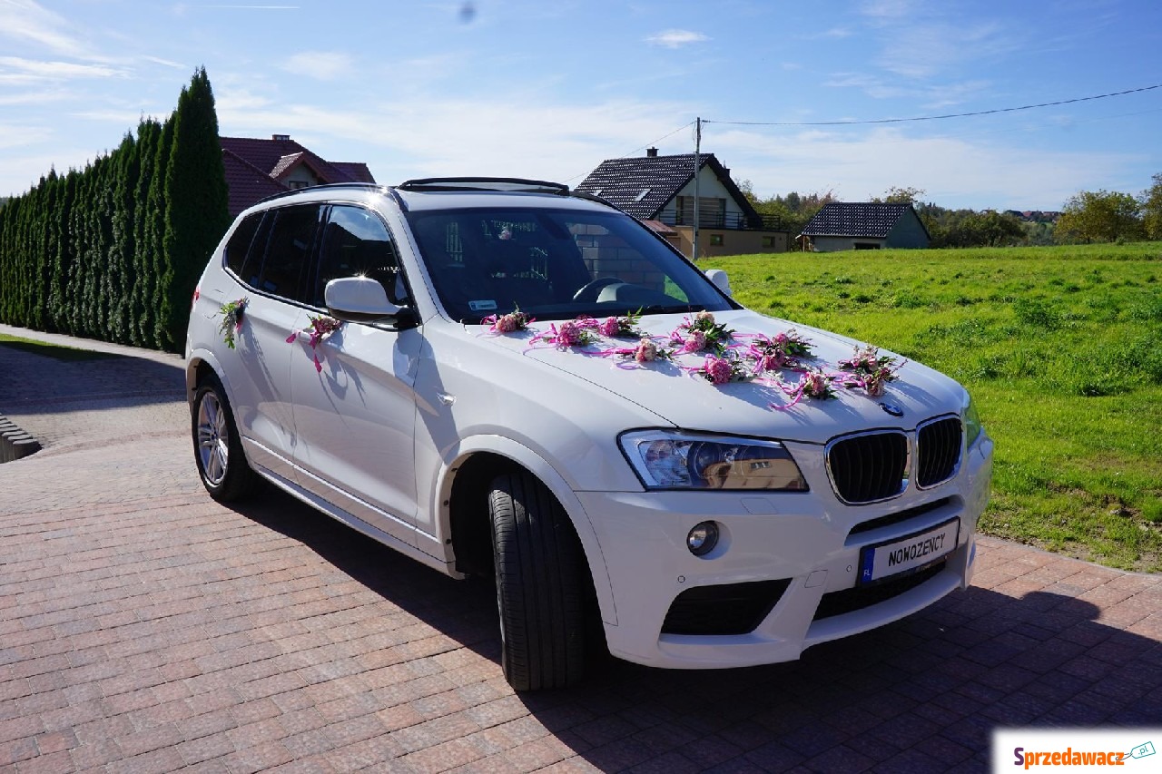 Białe Bmw do ślubu szklany dach...